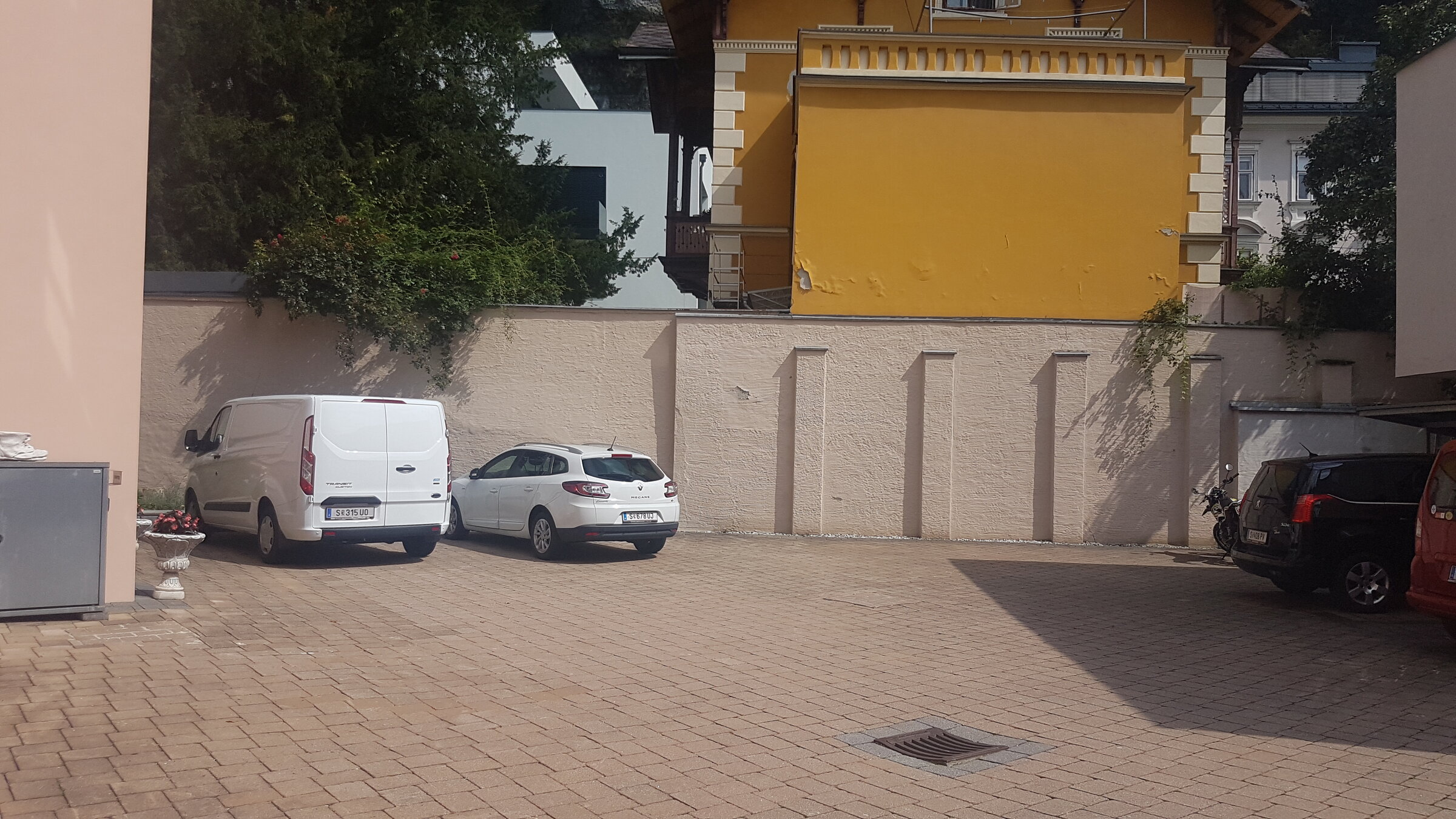 Parkmöglichleit nach Absprache im Innenhof vorhanden