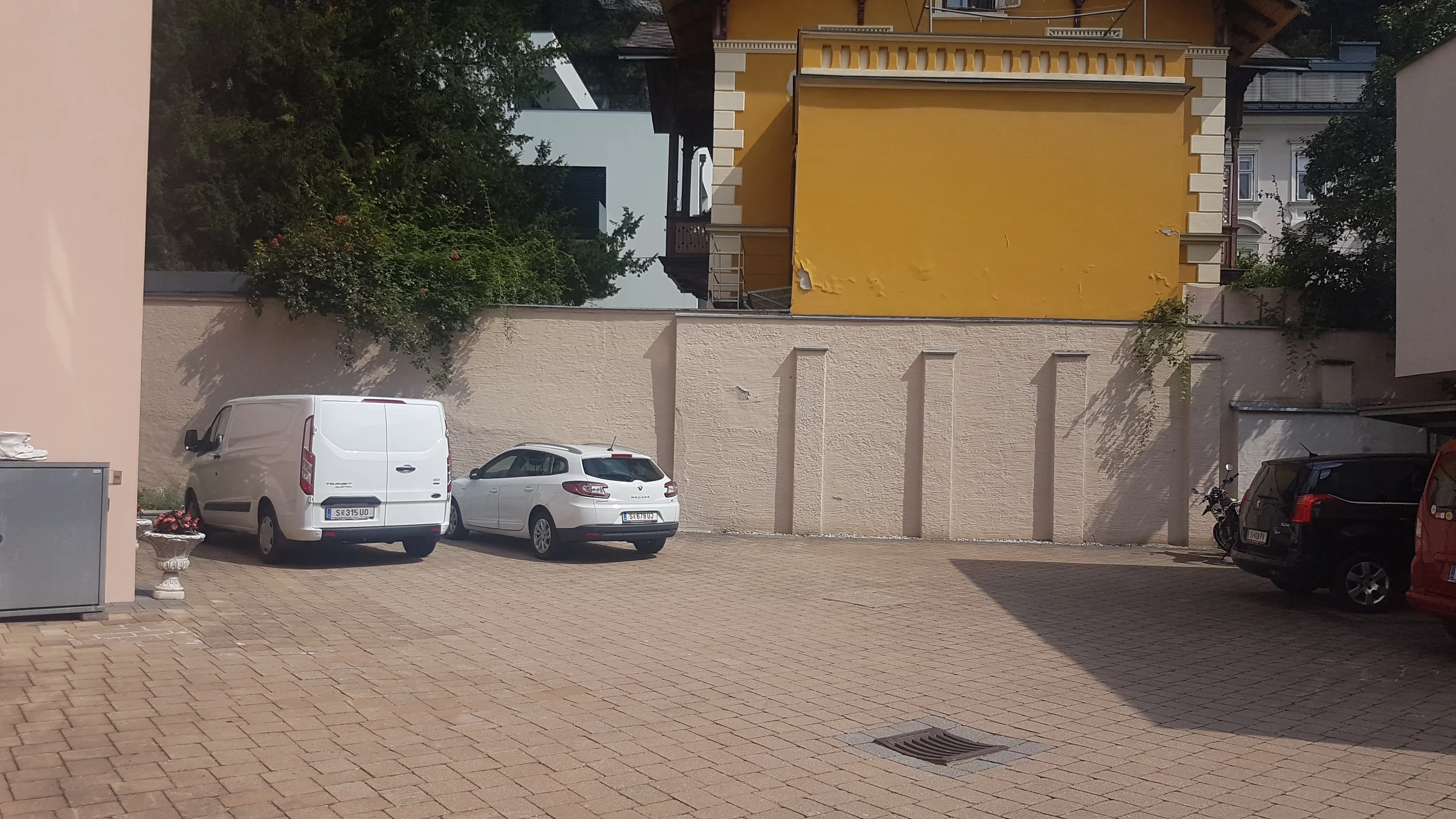 parking posibility by arrangement in the courtyard