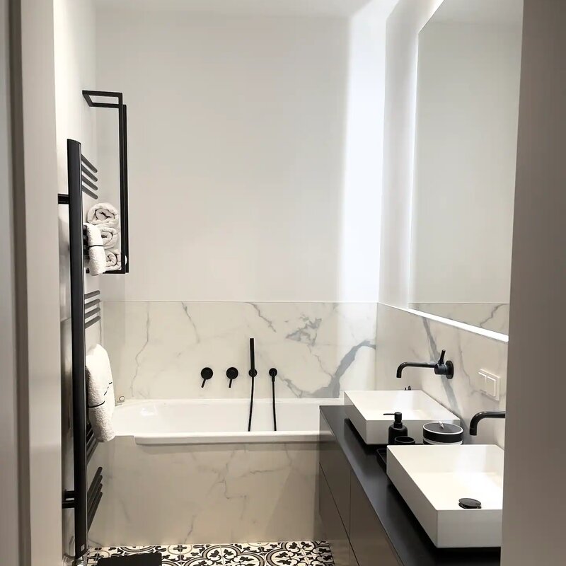 mit Dusche, Badewanne und zwei Waschbecken