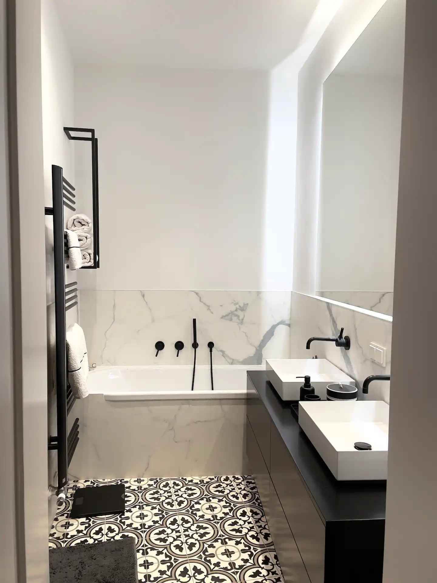 mit Dusche, Badewanne und zwei Waschbecken