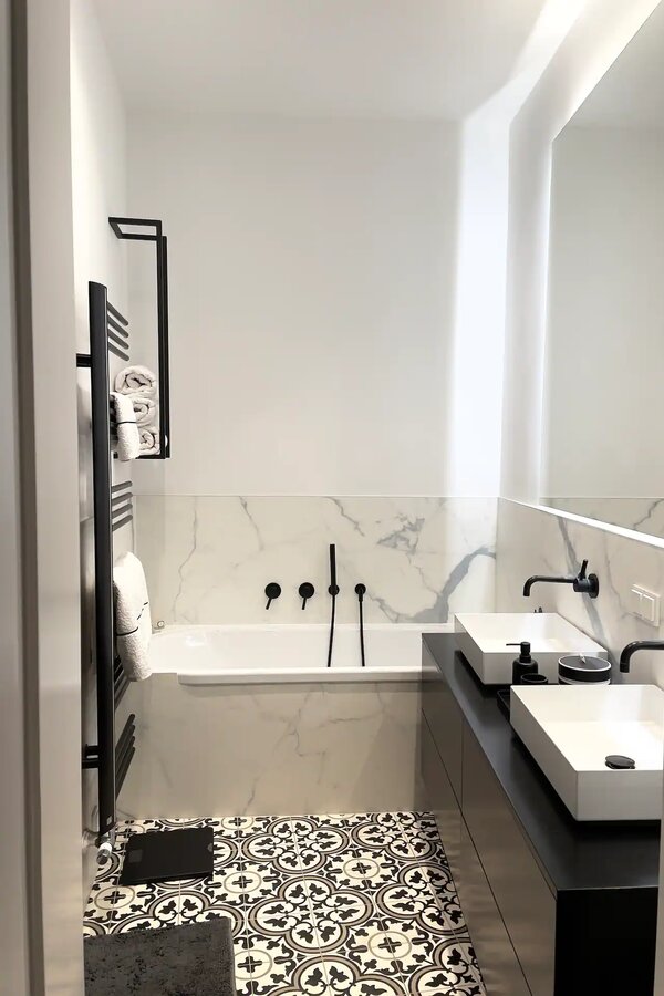 mit Dusche, Badewanne und zwei Waschbecken