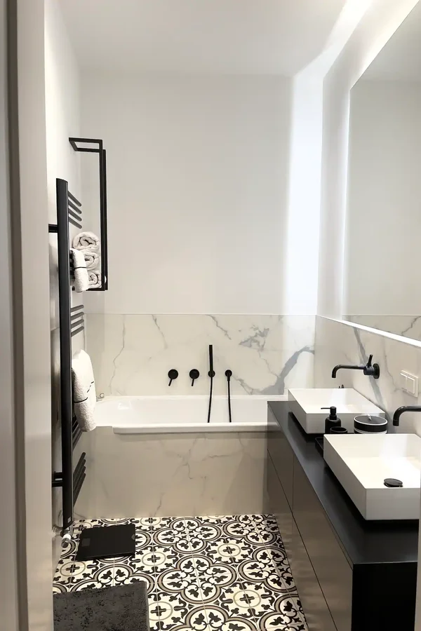 mit Dusche, Badewanne und zwei Waschbecken