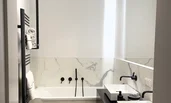 mit Dusche, Badewanne und zwei Waschbecken