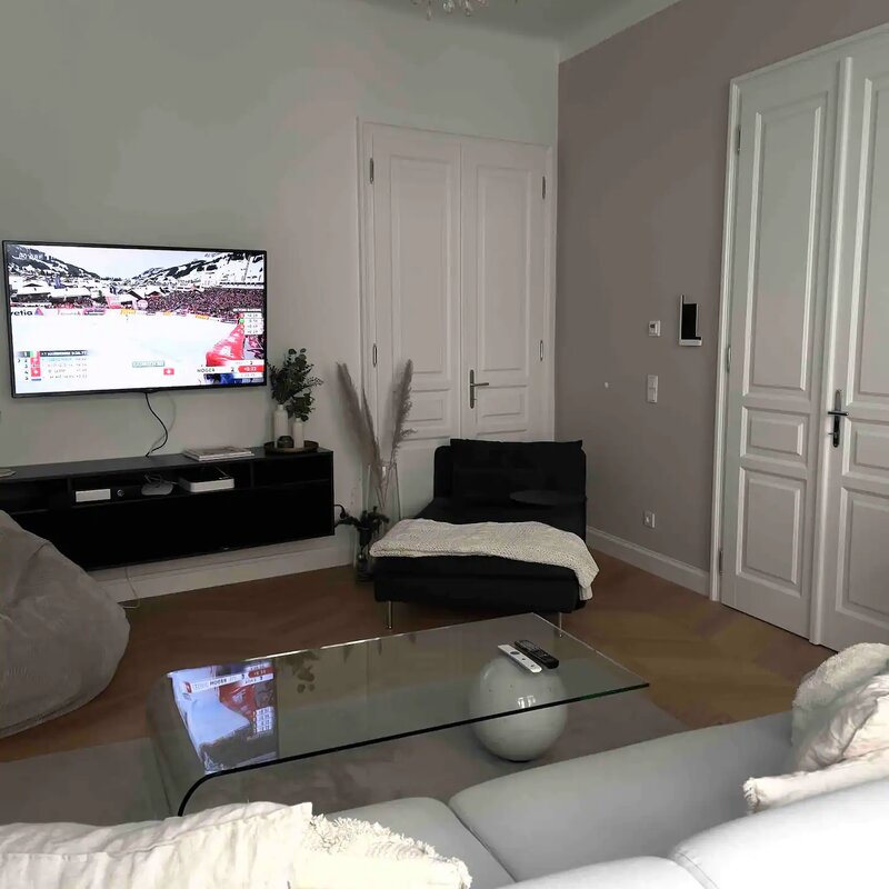 Arbeitsplatz und Drucker im Wohnzimmer