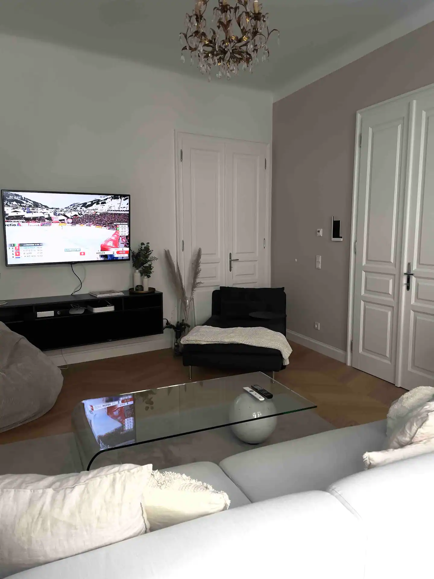 Arbeitsplatz und Drucker im Wohnzimmer