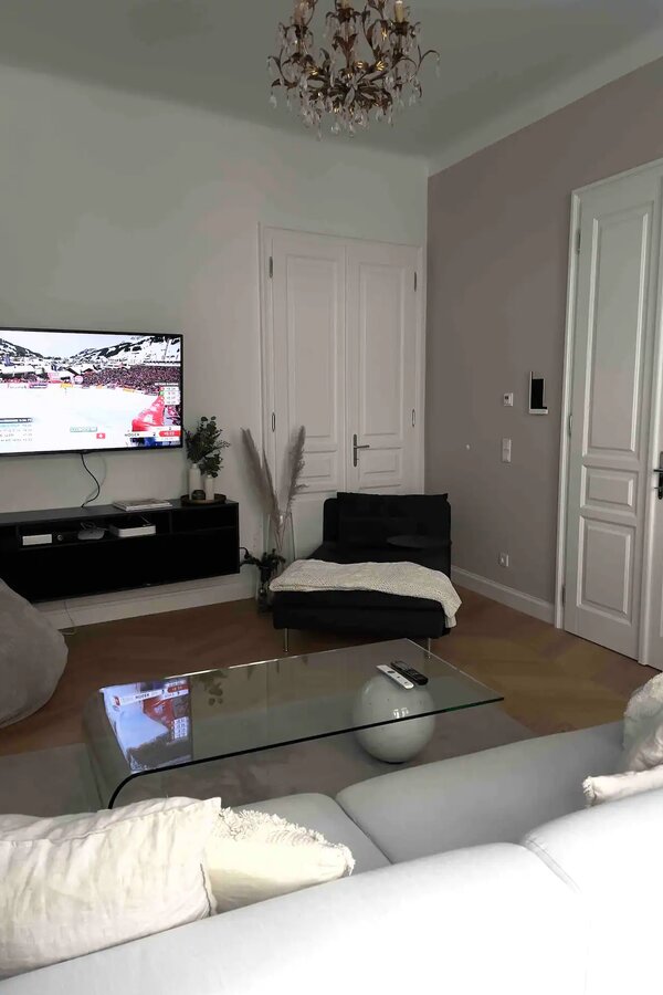 Arbeitsplatz und Drucker im Wohnzimmer