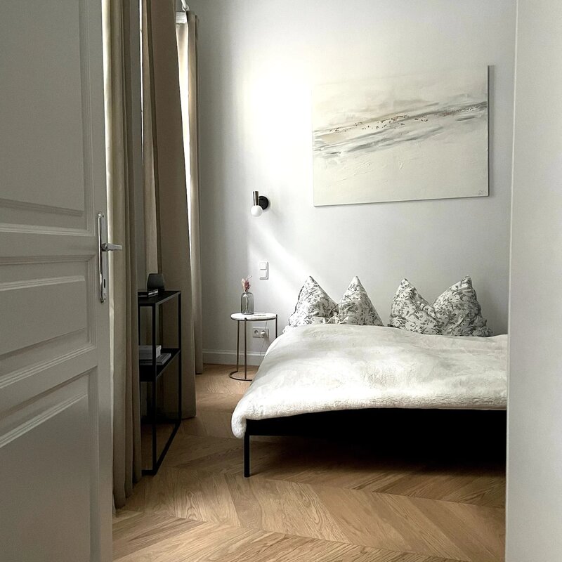 Schlafzimmer mit 1,6m x 2m Bett