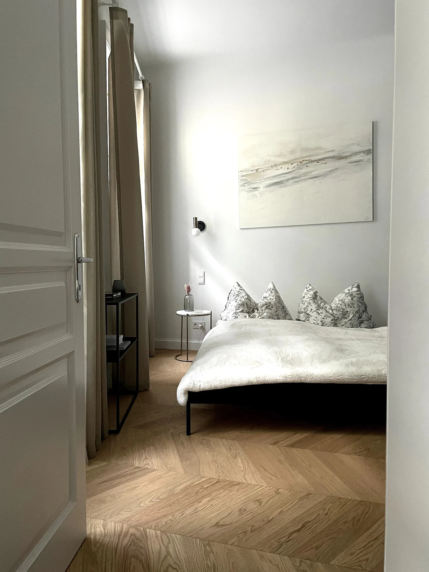 Schlafzimmer mit 1,6m x 2m Bett