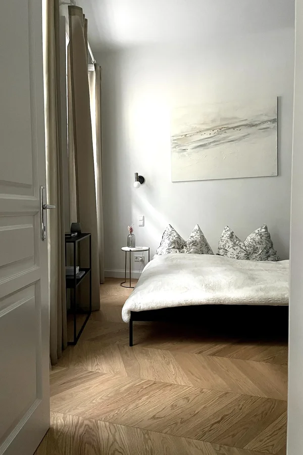 Schlafzimmer mit 1,6m x 2m Bett