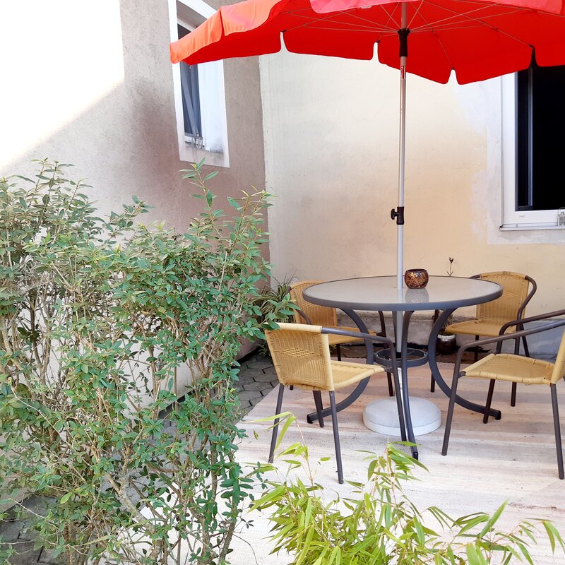 Kleine Terrasse im Hof