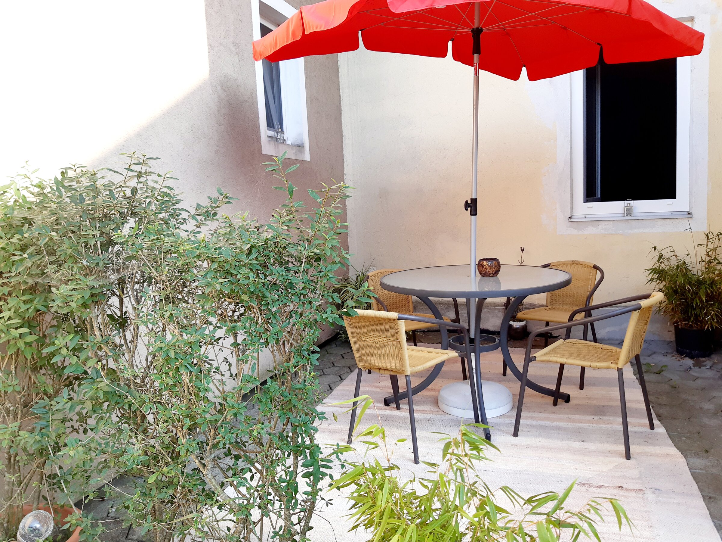 Kleine Terrasse im Hof