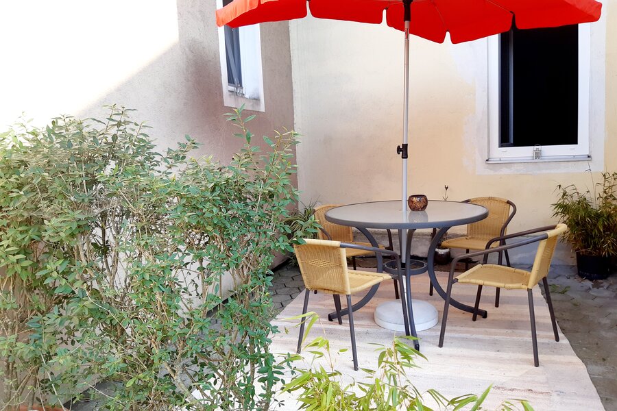 Kleine Terrasse im Hof