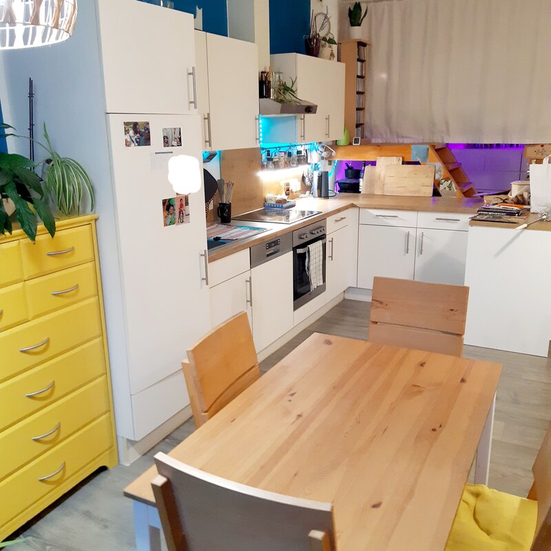 Helle Küche & Wohnbereich: 1-Zimmer Apartment mit Hochbett zur Kurzzeitmiete in Kimpling – Wohnen auf Zeit für 1 bis 6 Monate | © Margot Aigner