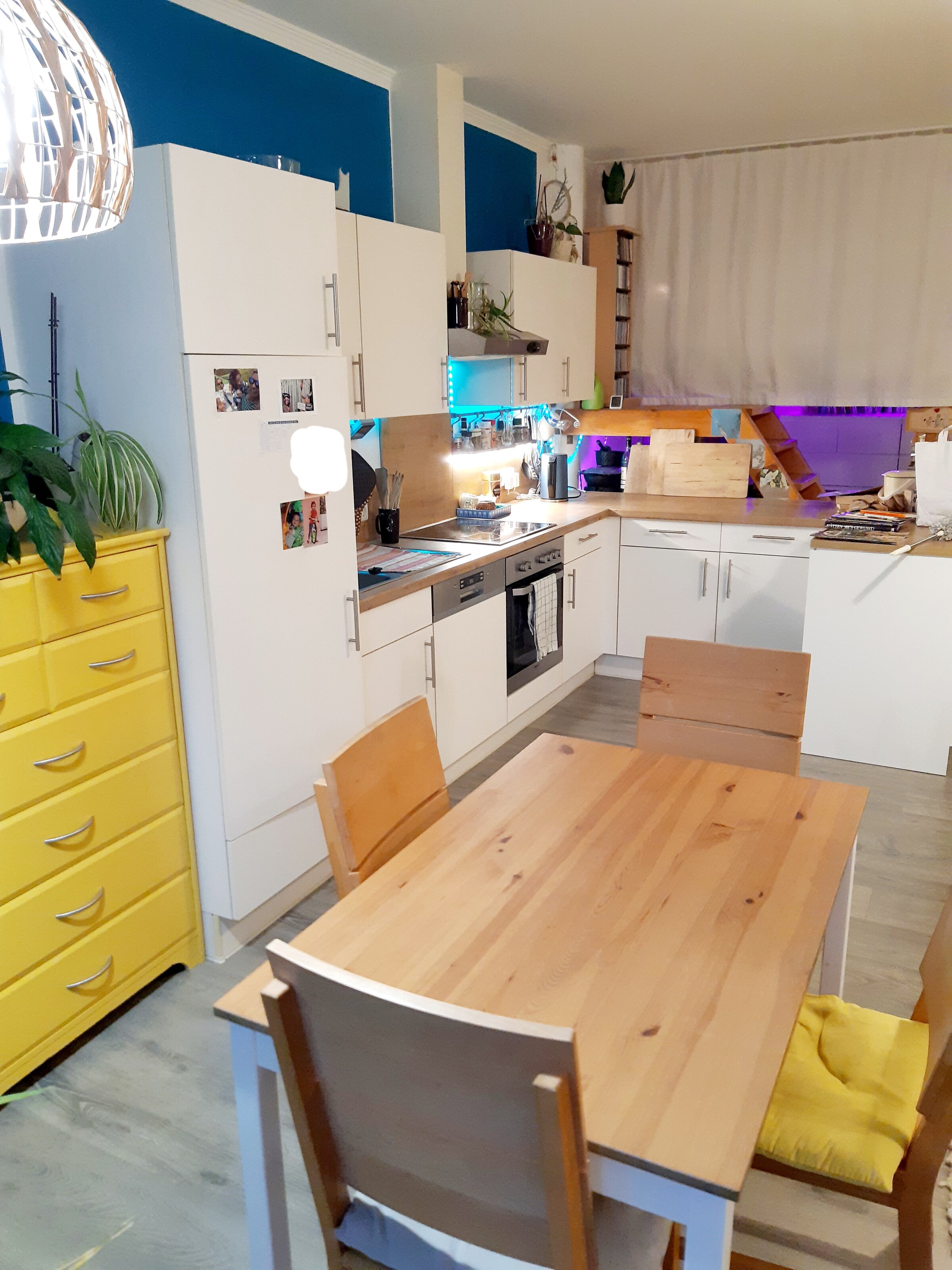 Helle Küche & Wohnbereich: 1-Zimmer Apartment mit Hochbett zur Kurzzeitmiete in Kimpling – Wohnen auf Zeit für 1 bis 6 Monate | © Margot Aigner
