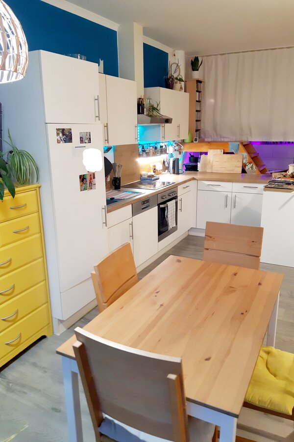 Helle Küche & Wohnbereich: 1-Zimmer Apartment mit Hochbett zur Kurzzeitmiete in Kimpling – Wohnen auf Zeit für 1 bis 6 Monate | © Margot Aigner