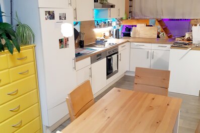 Helle Küche & Wohnbereich: 1-Zimmer Apartment mit Hochbett zur Kurzzeitmiete in Kimpling – Wohnen auf Zeit für 1 bis 6 Monate | © Margot Aigner