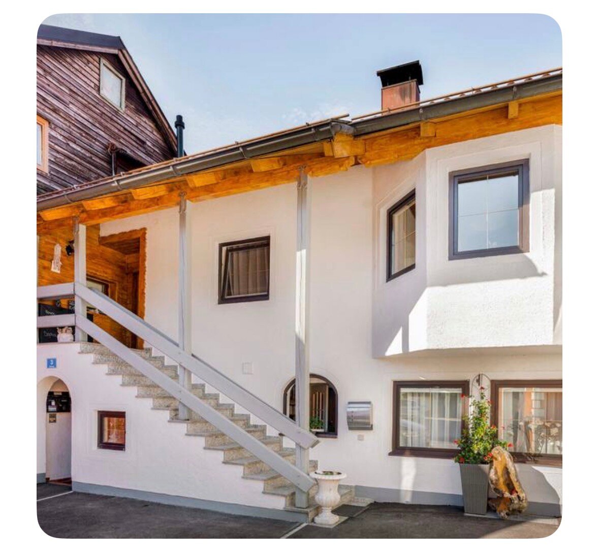 Gepflegtes Haus mit Außentreppe in Puch – 3-Zimmer Wohnung zur Kurzzeitmiete, Wohnen auf Zeit für 1 bis 6 Monate.