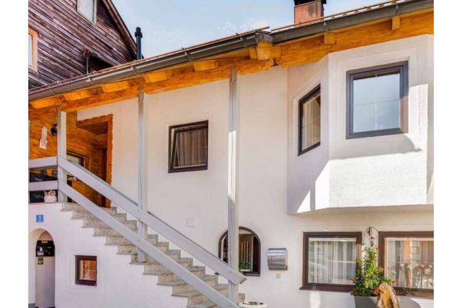 Gepflegtes Haus mit Außentreppe in Puch – 3-Zimmer Wohnung zur Kurzzeitmiete, Wohnen auf Zeit für 1 bis 6 Monate.