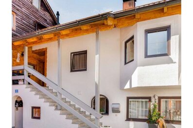 Gepflegtes Haus mit Außentreppe in Puch – 3-Zimmer Wohnung zur Kurzzeitmiete, Wohnen auf Zeit für 1 bis 6 Monate.