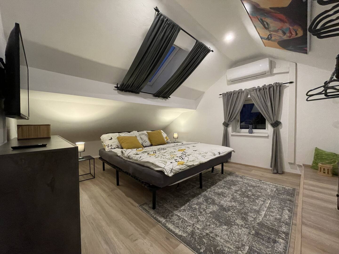 Aktuelle Ausstattung 3 Einzelbett / Kann zu einem Doppelbett umfunktioniert werden 