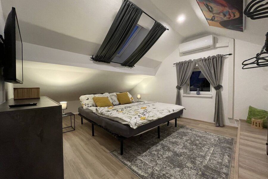 Aktuelle Ausstattung 3 Einzelbett / Kann zu einem Doppelbett umfunktioniert werden 