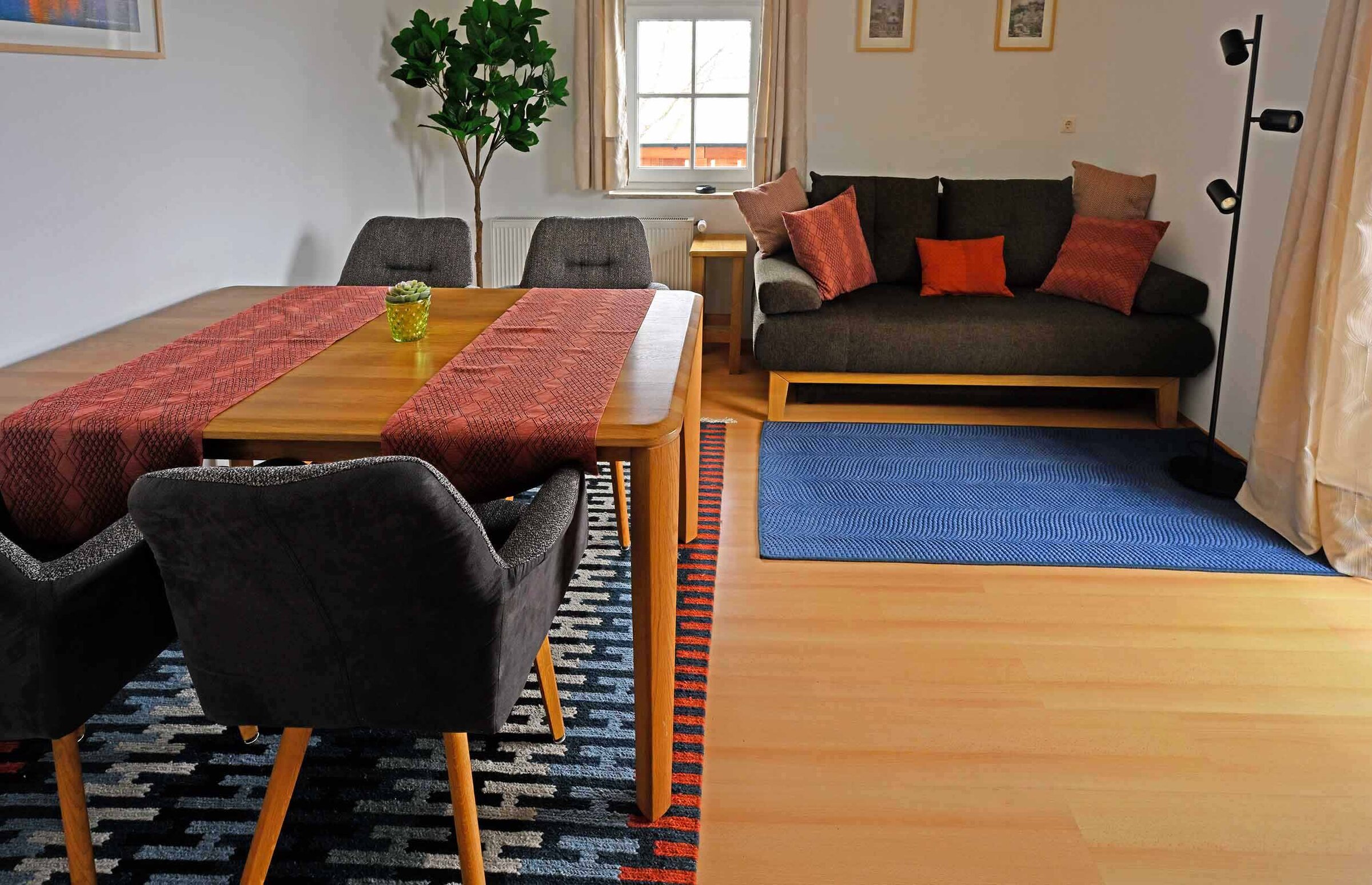 Heller Wohn-Essbereich mit moderner Einrichtung – 2-Zimmer Wohnung zur Kurzzeitmiete & Wohnen auf Zeit für 1 bis 6 Monate in Großgmain | © Marianne Witzko
