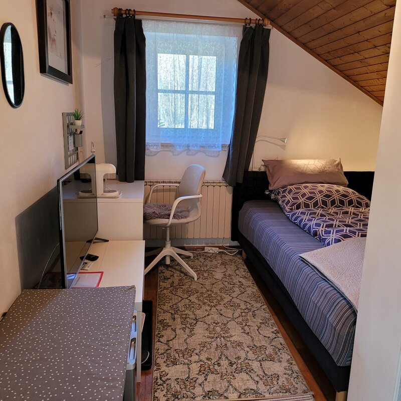 Einzelzimmer mit Queensizebett, Schreibtisch, Smart TV Kühlschrank, Dusche, WC und Balkon | © Marianne Witzko