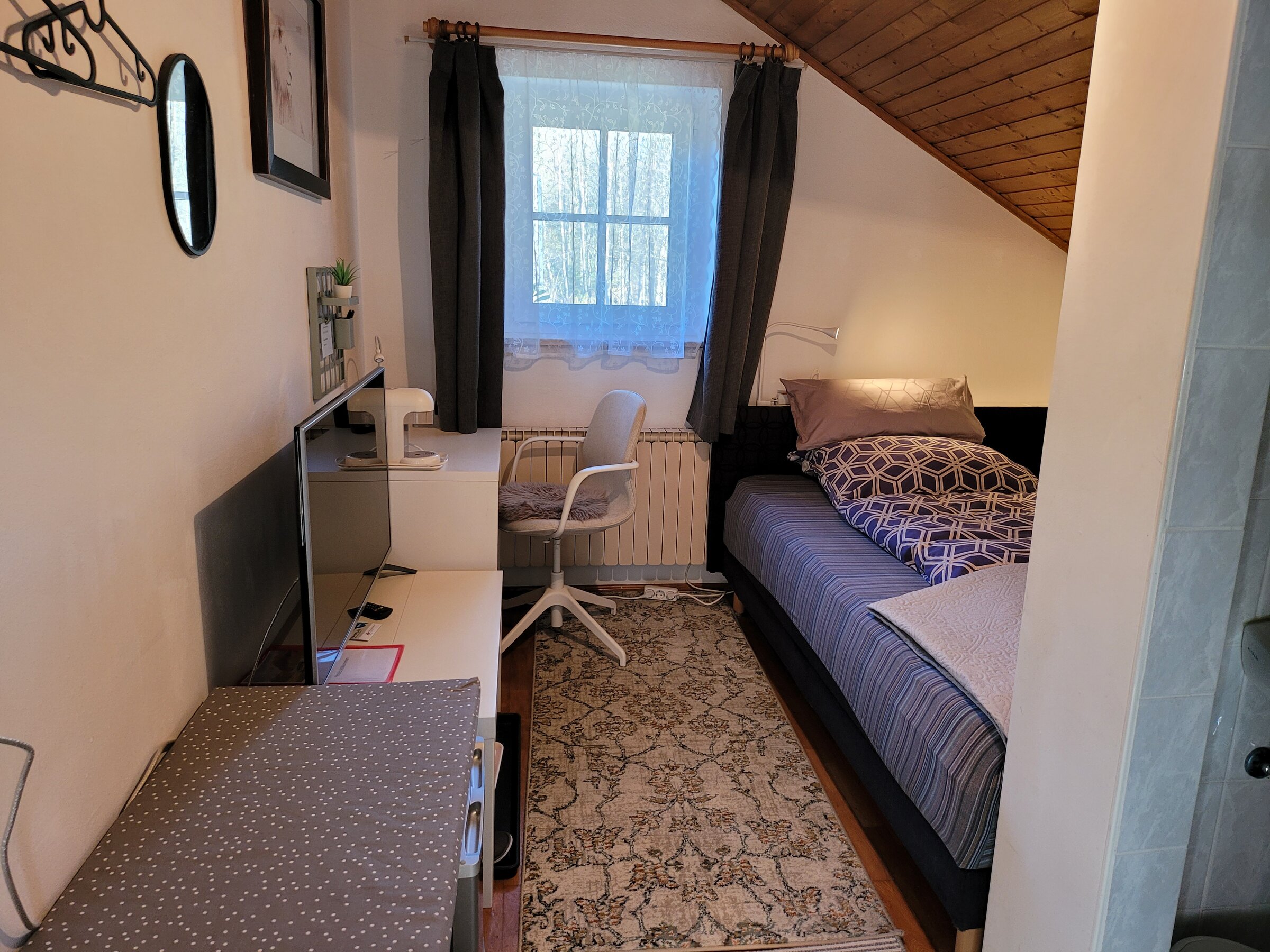 Einzelzimmer mit Queensizebett, Schreibtisch, Smart TV Kühlschrank, Dusche, WC und Balkon | © Marianne Witzko