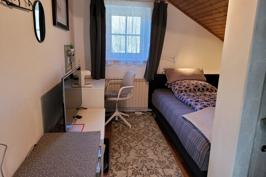 Einzelzimmer mit Queensizebett, Schreibtisch, Smart TV Kühlschrank, Dusche, WC und Balkon | © Marianne Witzko