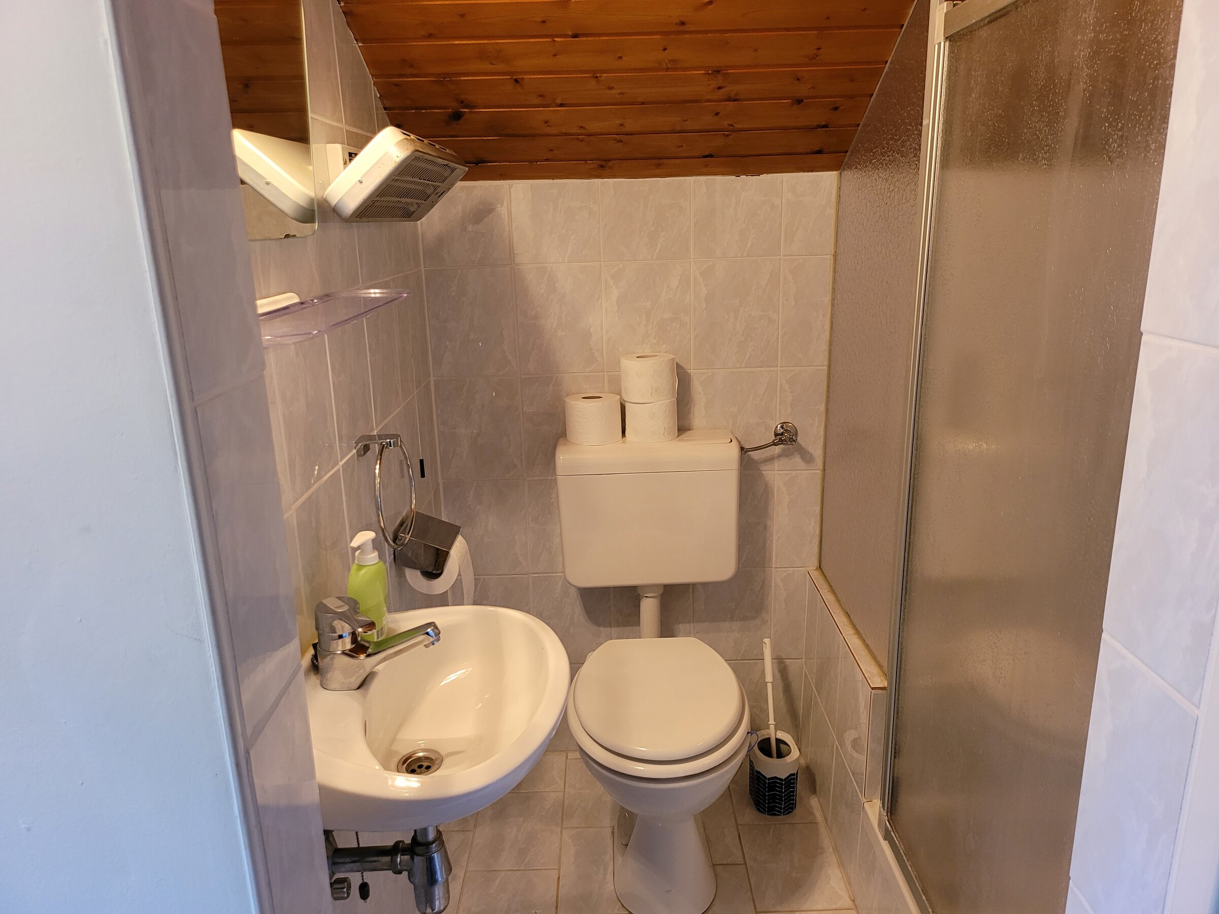 Waschbecken, WC und Dusche | © Marianne Witzko