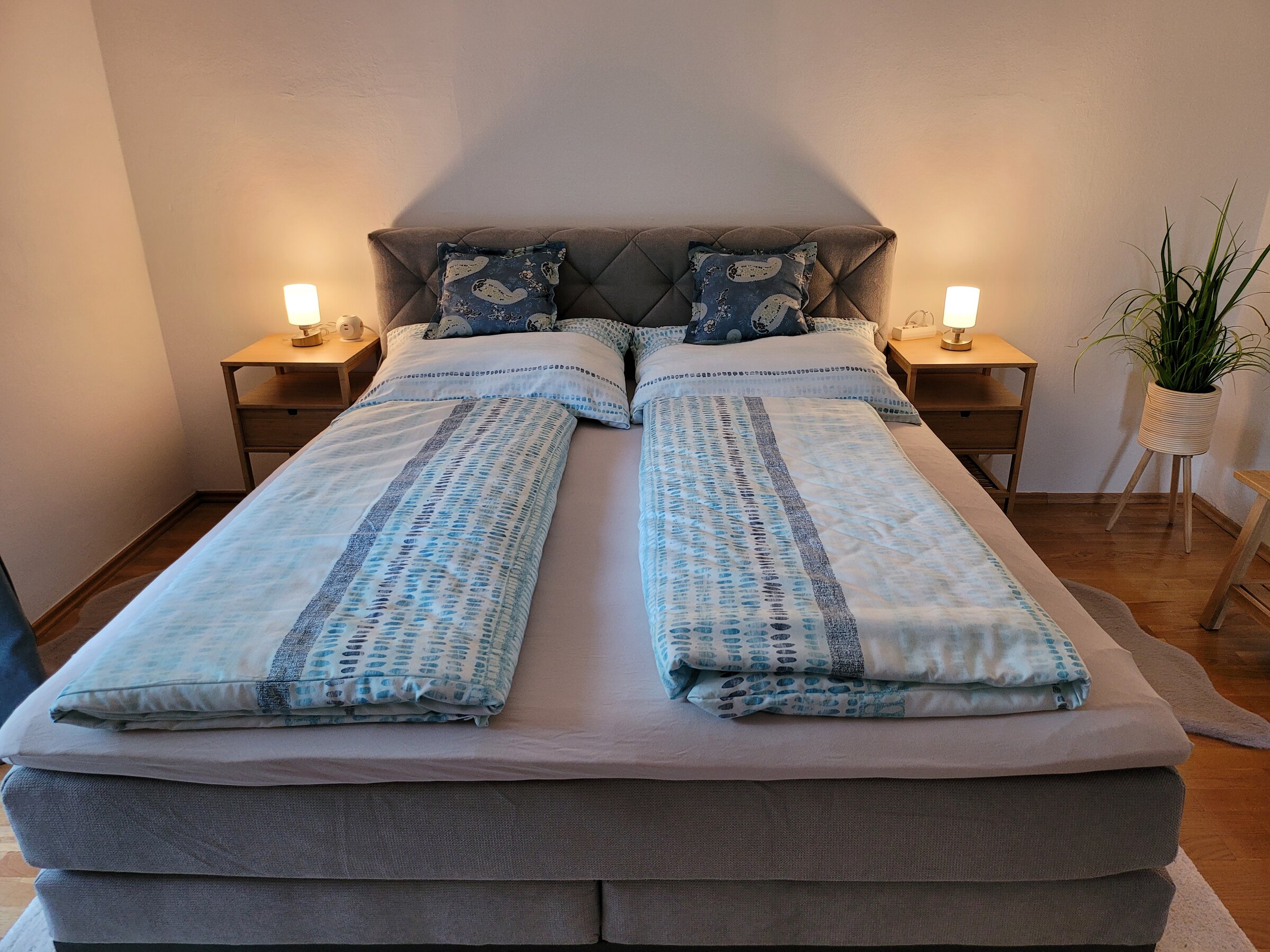 Bright bedroom with double bed – 2-room apartment for short-term rental in Großgmain, temporary housing for 1 to 6 months | © Marianne Witzko