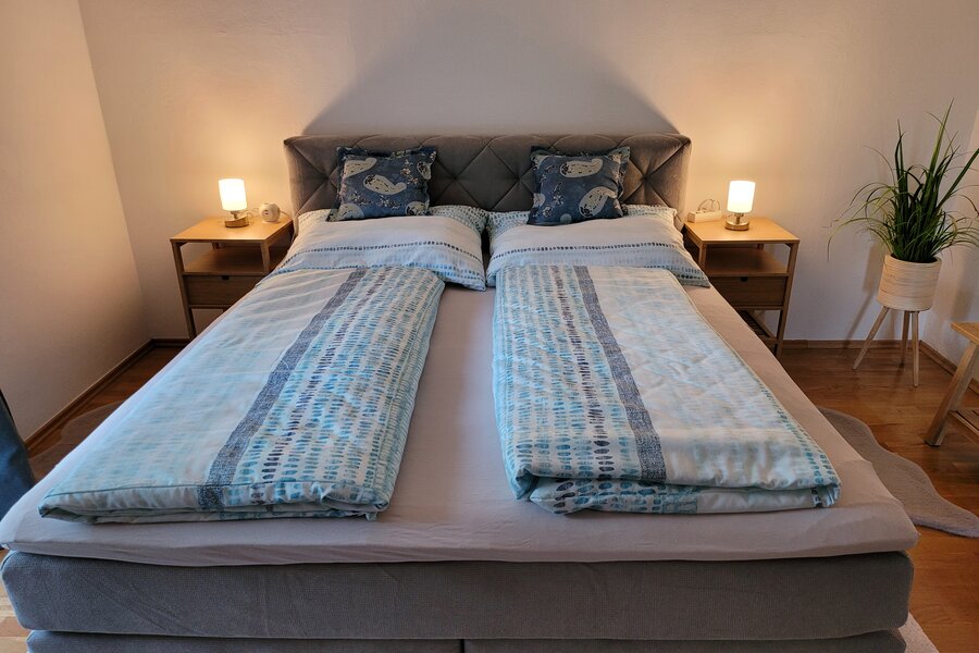Bright bedroom with double bed – 2-room apartment for short-term rental in Großgmain, temporary housing for 1 to 6 months | © Marianne Witzko