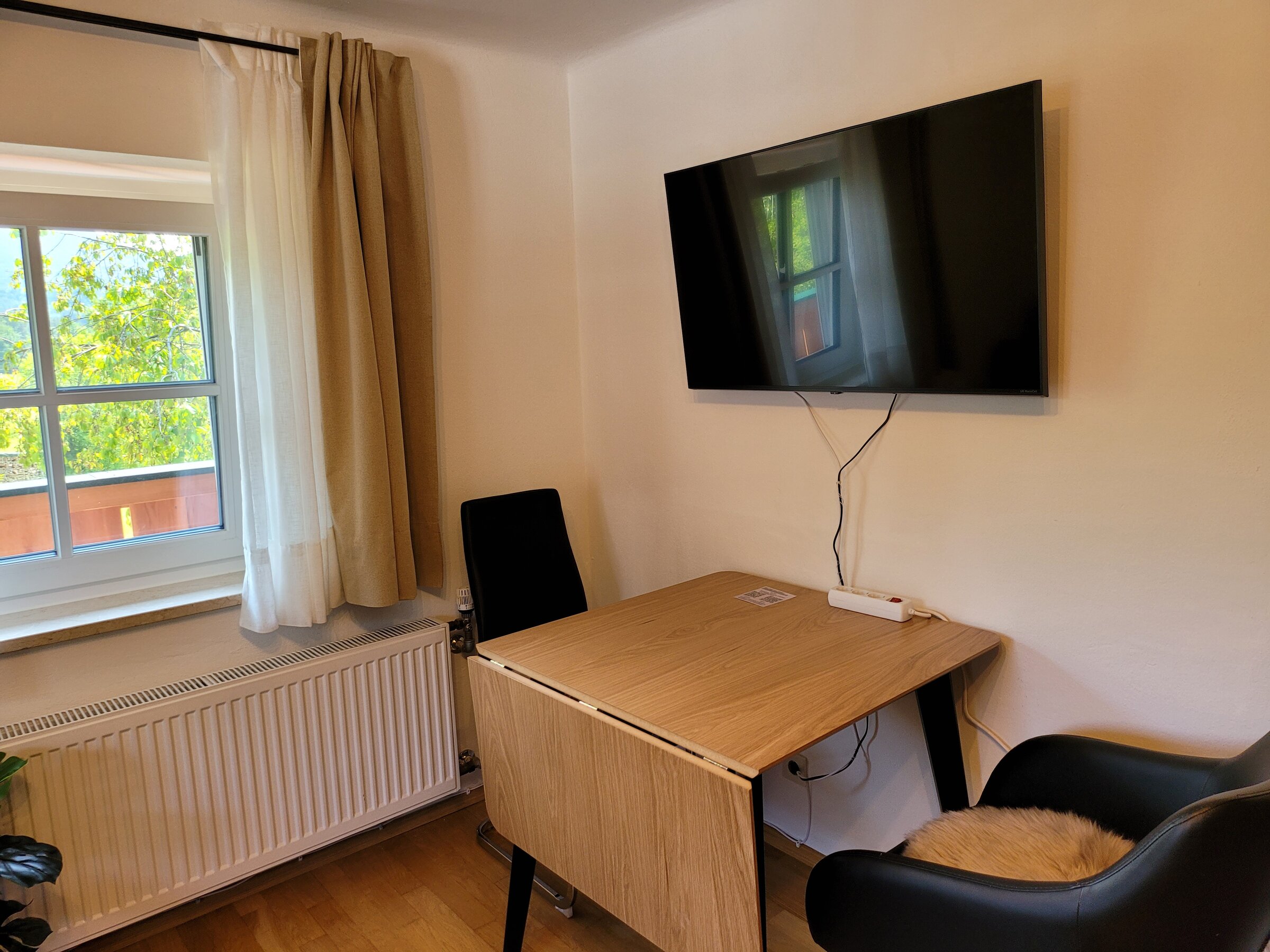 Dining table and Smart TV | © Marianne Witzko