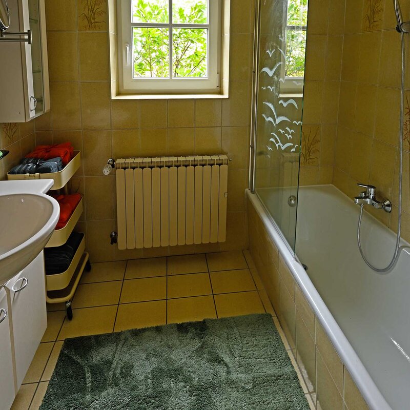 Badewanne mit Duschabtrennung | © Marianne Witzko