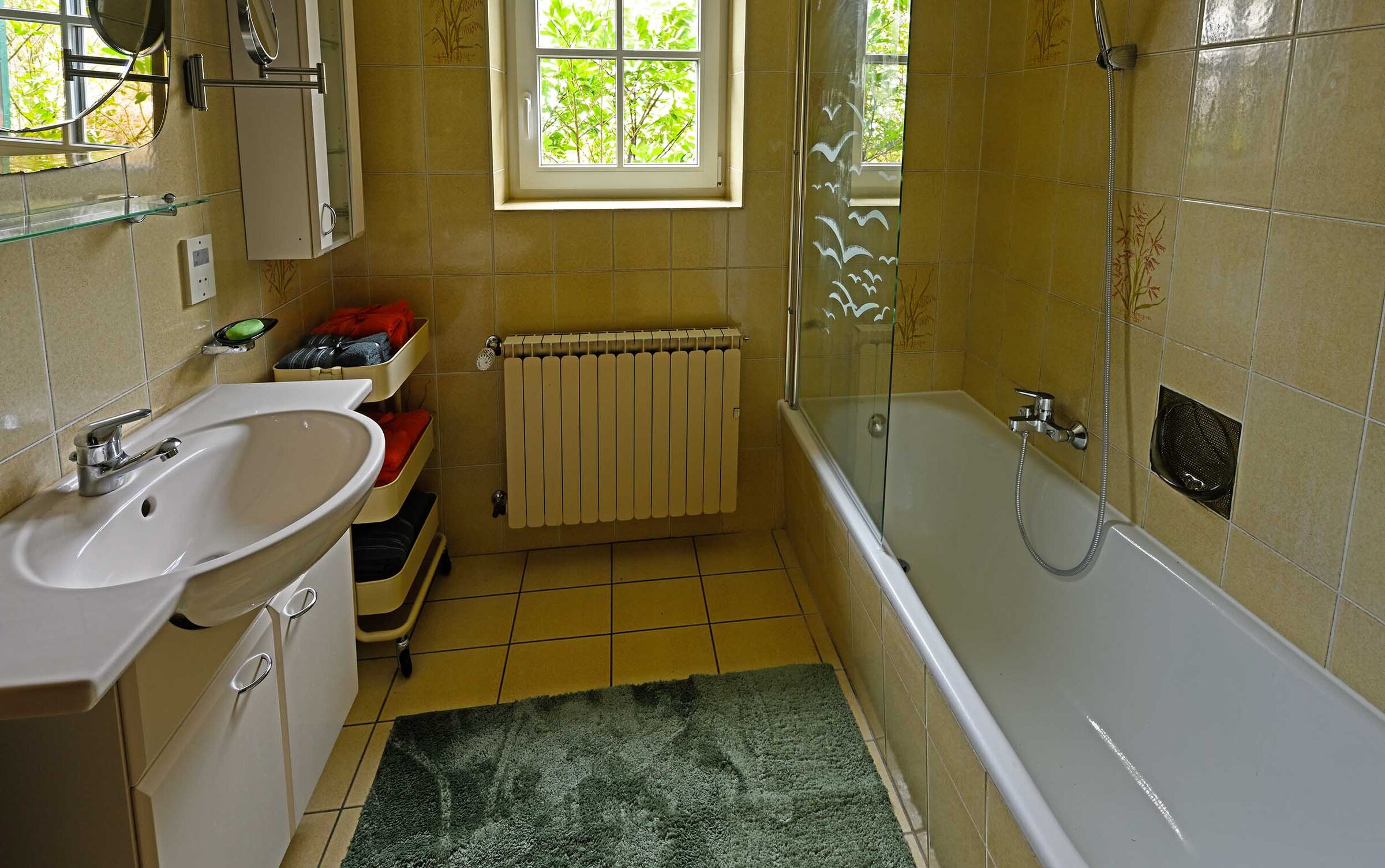 Badewanne mit Duschabtrennung | © Marianne Witzko