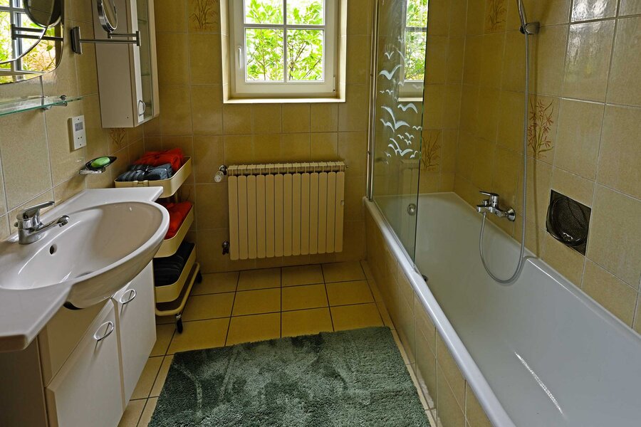 Badewanne mit Duschabtrennung | © Marianne Witzko