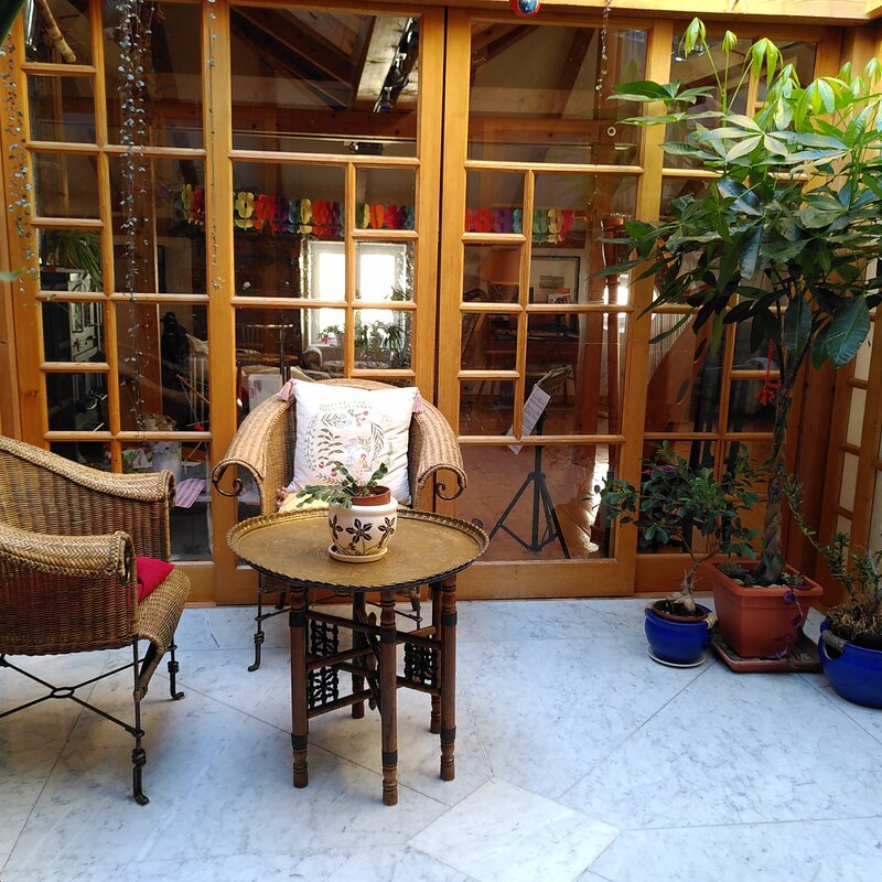 Das Zentrum der Wohnung ist das Atrium mit mit Blick auf den Kapuzinerberg durch die Glaspyramide