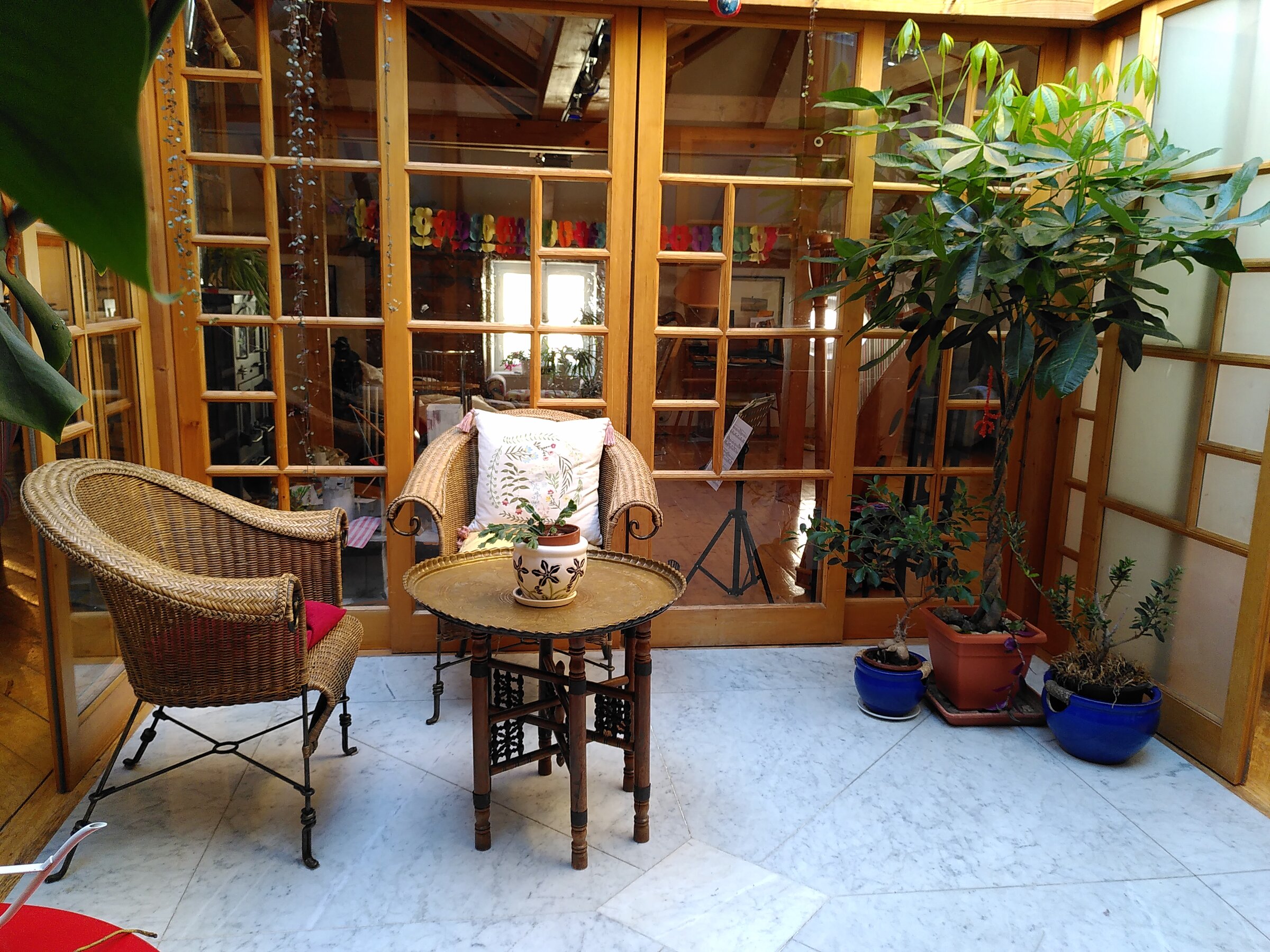 Das Zentrum der Wohnung ist das Atrium mit mit Blick auf den Kapuzinerberg durch die Glaspyramide