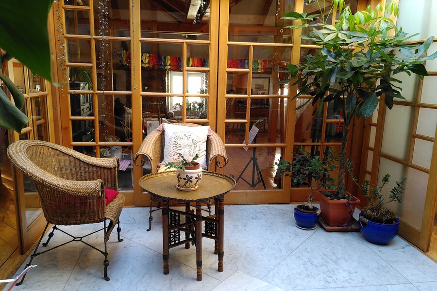 Das Zentrum der Wohnung ist das Atrium mit mit Blick auf den Kapuzinerberg durch die Glaspyramide