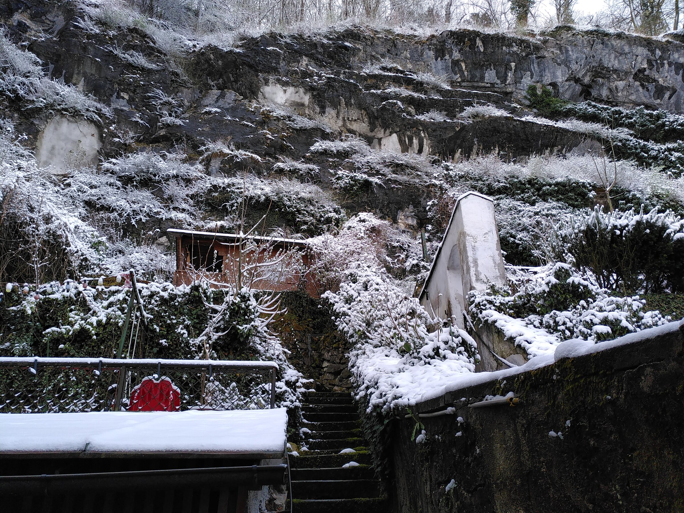 Winterlich verschneiter Terrassengarten | © Marie Melnitzky-Ekhator
