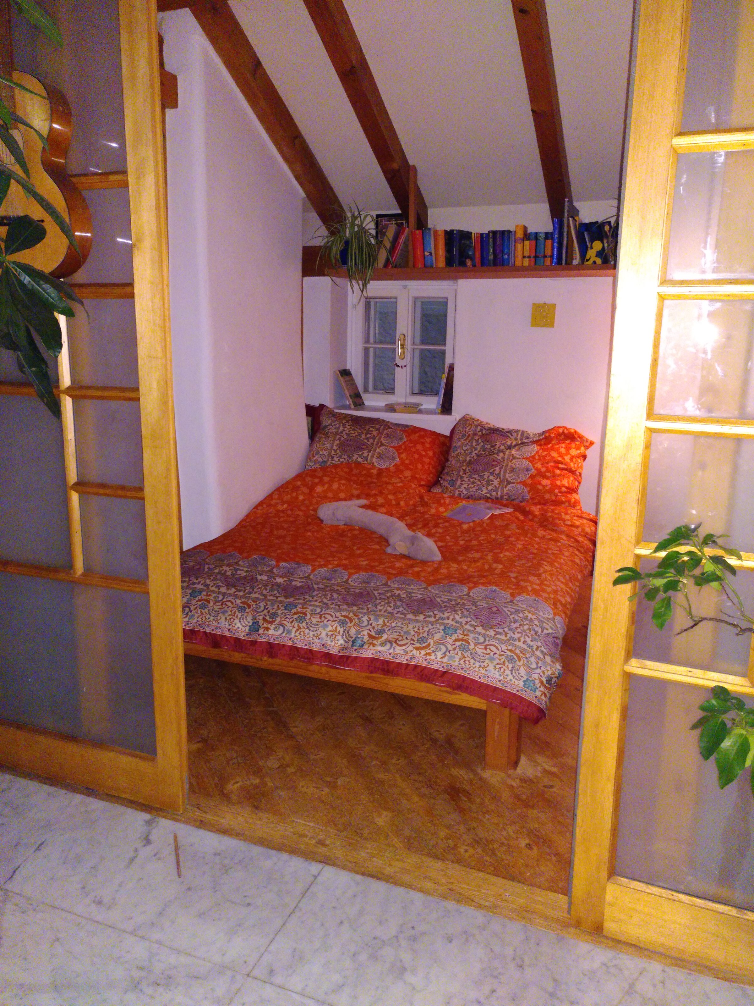 Das Schlafzimmer mit begehbarem Kasten ist durch Schiebeglastüren vom Atrium betretbar  | © Maria Melnitzky-Ekhator