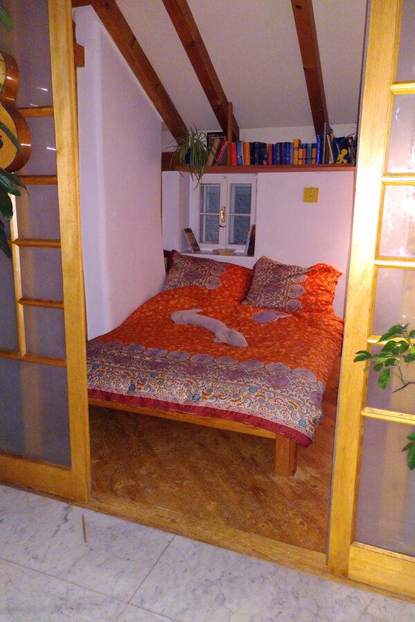 Das Schlafzimmer mit begehbarem Kasten ist durch Schiebeglastüren vom Atrium betretbar  | © Maria Melnitzky-Ekhator