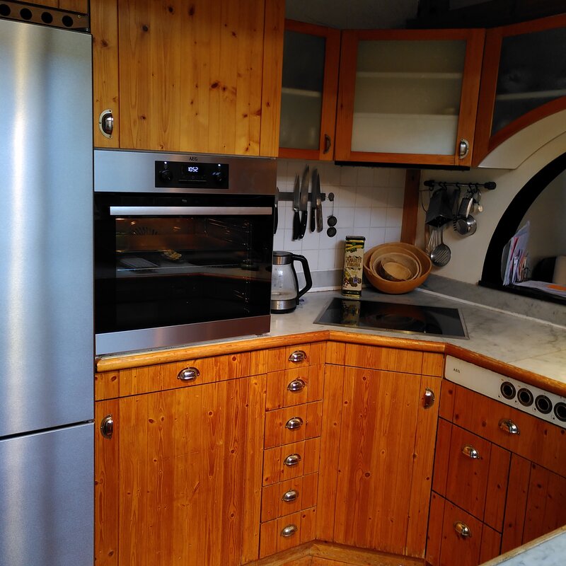 Die Küche mit neuen Elektrogeräten öffnet sich, vin einer Theke getrennt in den Wohnraum | © Marie Melnitzky-Ekhator