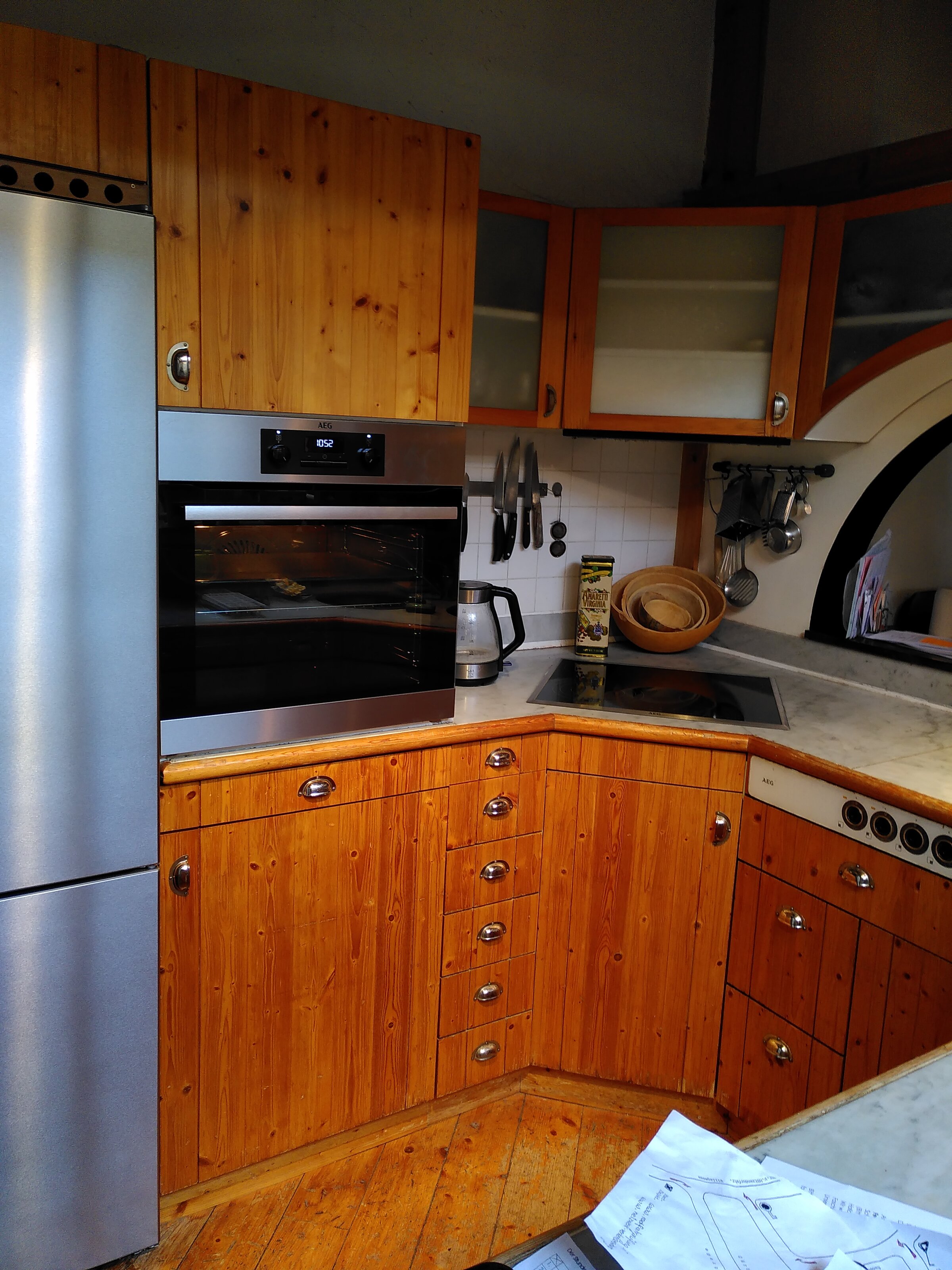 Die Küche mit neuen Elektrogeräten öffnet sich, vin einer Theke getrennt in den Wohnraum | © Marie Melnitzky-Ekhator