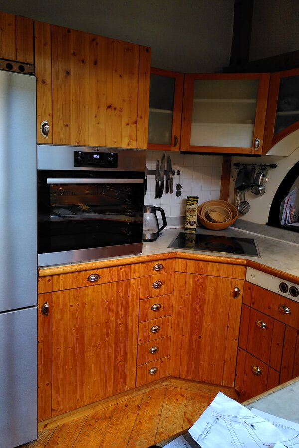 Die Küche mit neuen Elektrogeräten öffnet sich, vin einer Theke getrennt in den Wohnraum | © Marie Melnitzky-Ekhator