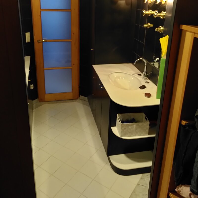 Dusche und begehbarere Kasten. Auvh die Waschmaschine ist im Bad untergebracht | © Maria Melnitzky-Ekhator