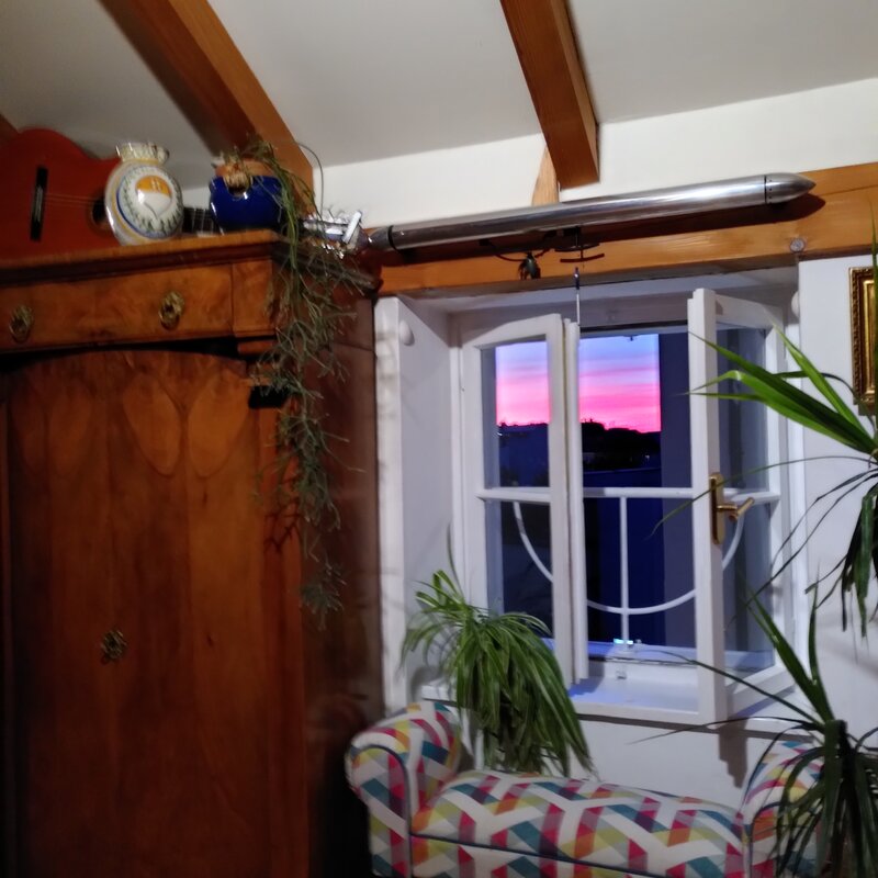 Am späten Abend geht die Sonne hinter der Müllner Kirche unter und sendet farbige Grüße | © Maria Melnitzky-Ekhator