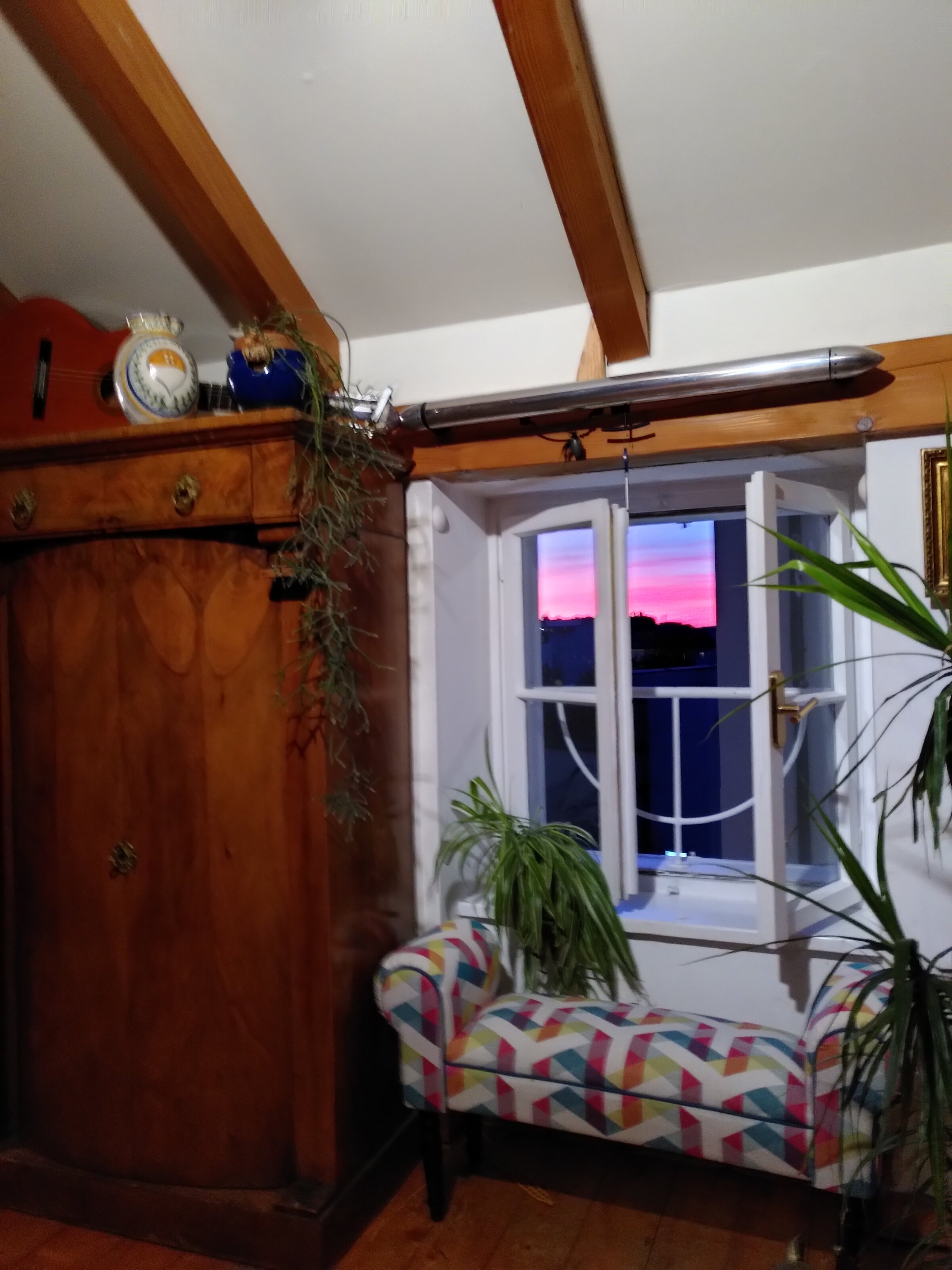 Am späten Abend geht die Sonne hinter der Müllner Kirche unter und sendet farbige Grüße | © Maria Melnitzky-Ekhator