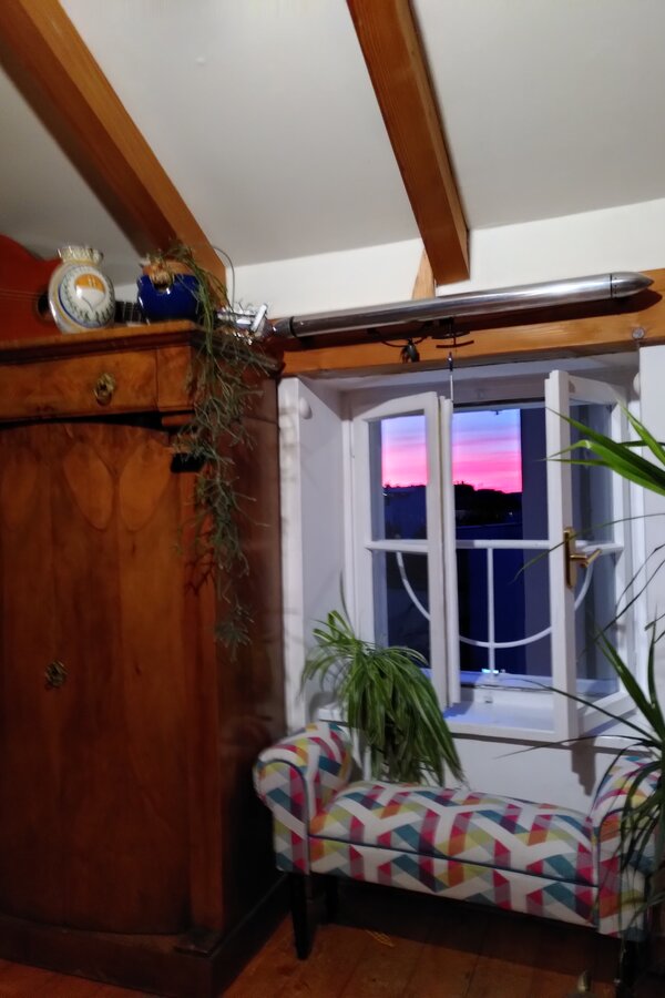 Am späten Abend geht die Sonne hinter der Müllner Kirche unter und sendet farbige Grüße | © Maria Melnitzky-Ekhator