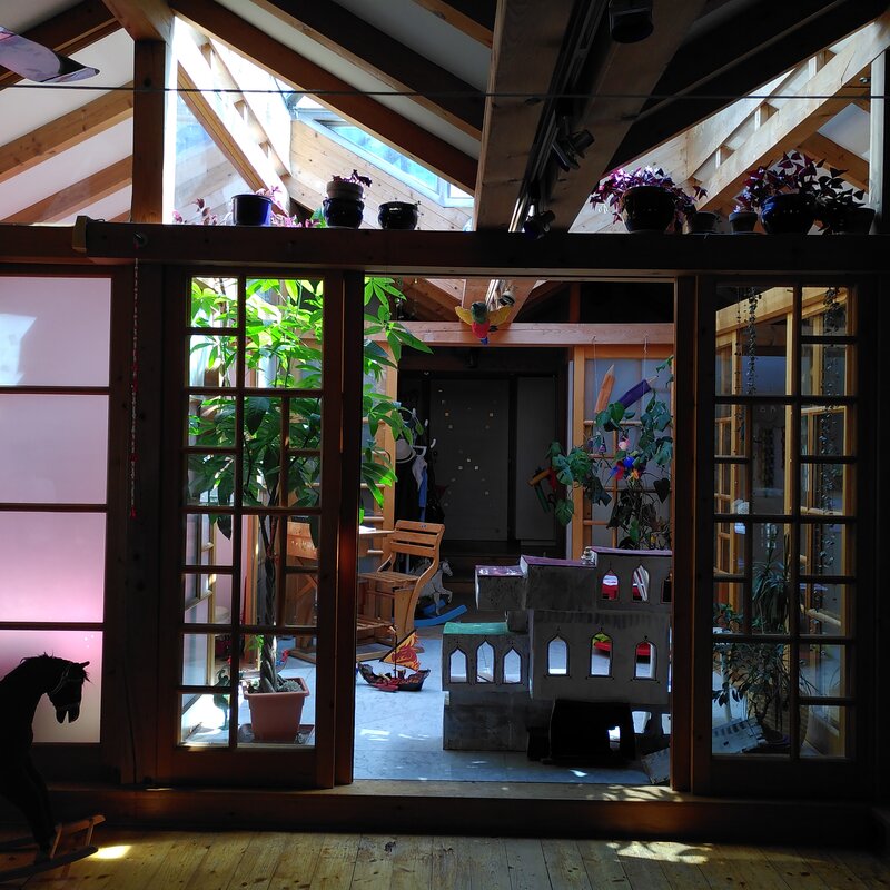 Das Atrium ist von verschiebbaren Japanischen Glaswänden umgeben | © Maria Melnitzky-Ekhator